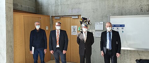 V.l.n.r.: Prof. Dr. Frank Puppe, Prof. Dr.-Ing. Dr. h.c. Stefan Wesner, Dr. Johannes Grohmann mit Doktorhut, Prof. Dr.-Ing. Samuel Kounev