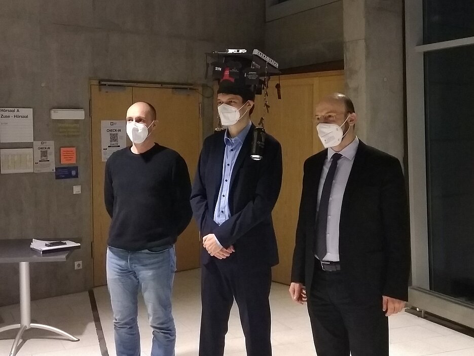 V.l.n.r.: Prof. Dr. Tobias Hoßfeld, Dr. Lukas Iffländer mit Doktorhut, Prof. Dr.-Ing. Samuel Kounev